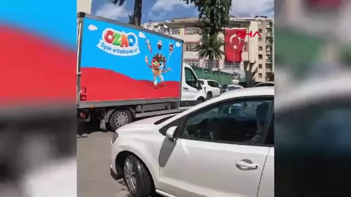 Trafikte Kavga: Cam Kırıldı, Çocuklar Gergin Anlar Yaşadı